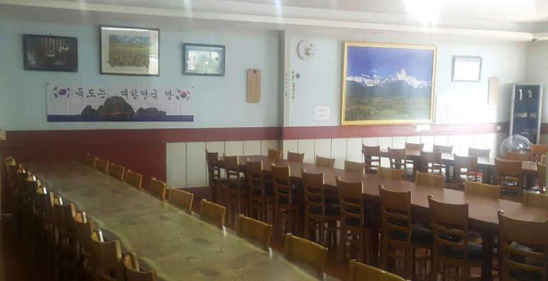 This is one of the four restaurants in Laos owned by Youn Jae Wouk, who has run a campaign since 2016 affirming Korean sovereignty over Dokdo. All four have banners reading 